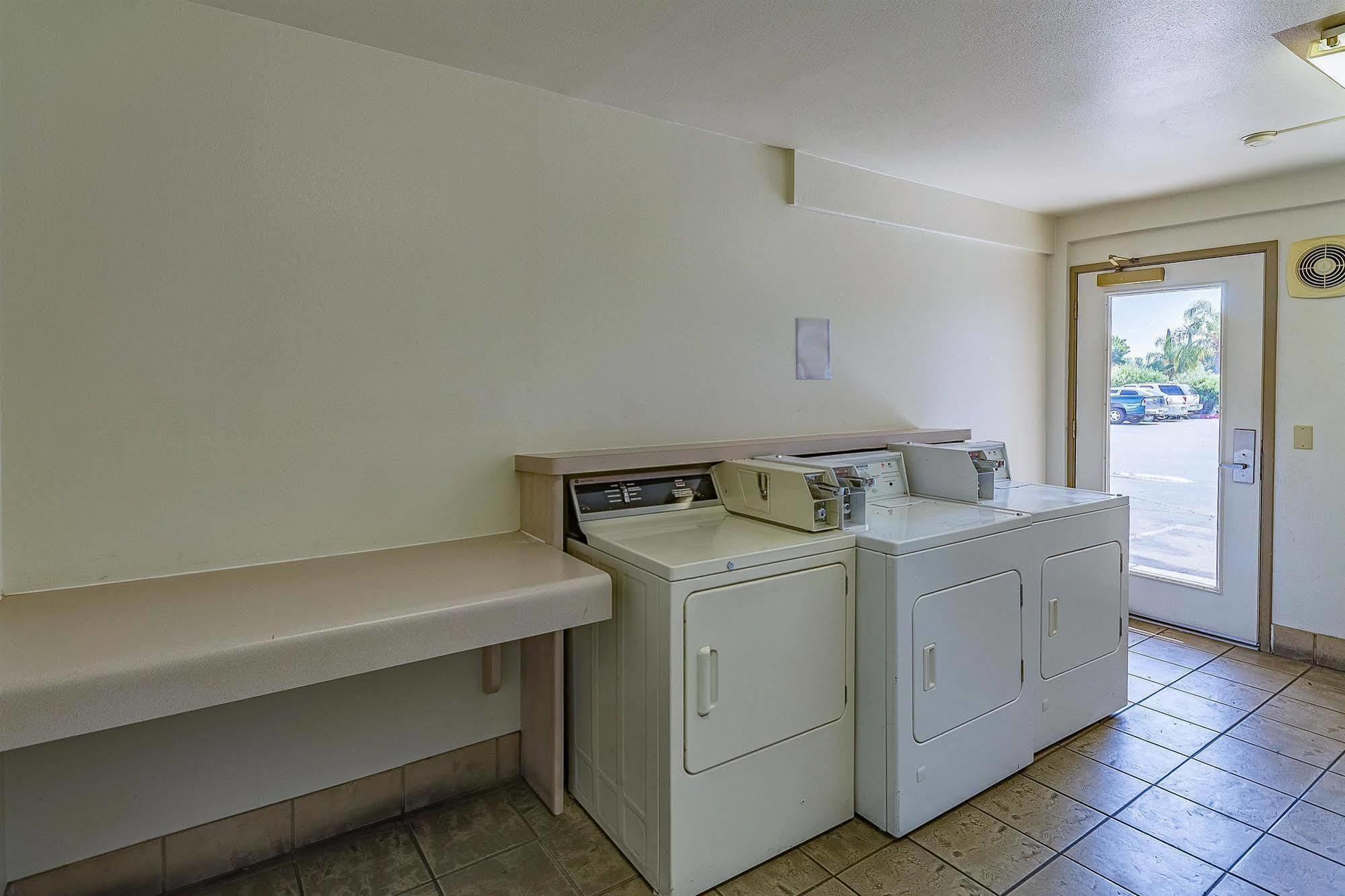 Motel 6-Fresno, Ca - Yosemite Hwy Bagian luar foto